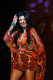 Sushmita Sen in Being Human show at HDIL India Couture Week 2010