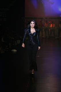 Kareena Kapoor in Being Human show at HDIL India Couture Week 2010