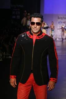 Salman Khan in Being Human show at HDIL India Couture Week 2010