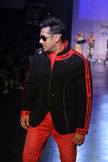 Salman Khan in Being Human show at HDIL India Couture Week 2010