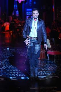 Abhay Deol walks for Arjun Khanna at HDIL India Couture Week 2010