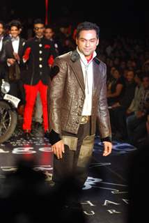 Abhay Deol walks for Arjun Khanna at HDIL India Couture Week 2010