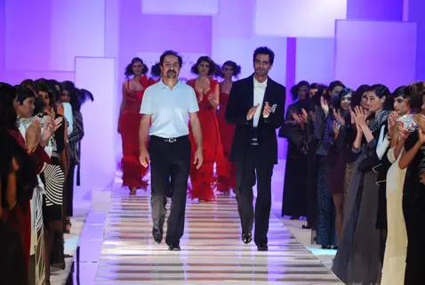 Arjun Rampal walks the ramp for Shahab Durazi at HDIL India Couture Week 2010