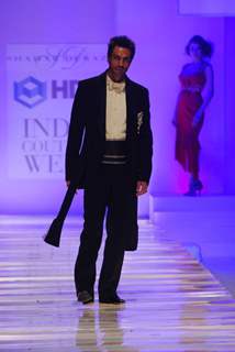 Arjun Rampal walks the ramp for Shahab Durazi at at HDIL India Couture Week 2010