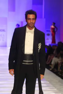 Arjun Rampal walks the ramp for Shahab Durazi at at HDIL India Couture Week 2010