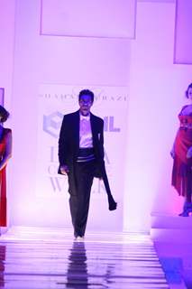 Arjun Rampal walks the ramp for Shahab Durazi at at HDIL India Couture Week 2010