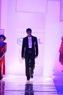 Arjun Rampal walks the ramp for Shahab Durazi at at HDIL India Couture Week 2010