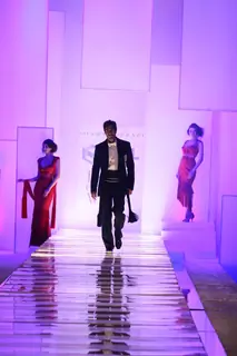 Arjun Rampal walks the ramp for Shahab Durazi at at HDIL India Couture Week 2010