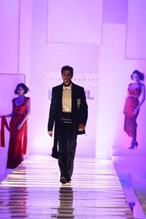 Arjun Rampal walks the ramp for Shahab Durazi at at HDIL India Couture Week 2010