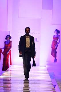 Arjun Rampal walks the ramp for Shahab Durazi at at HDIL India Couture Week 2010