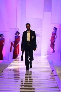 Arjun Rampal walks the ramp for Shahab Durazi at at HDIL India Couture Week 2010