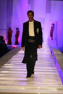 Arjun Rampal walks the ramp for Shahab Durazi at at HDIL India Couture Week 2010