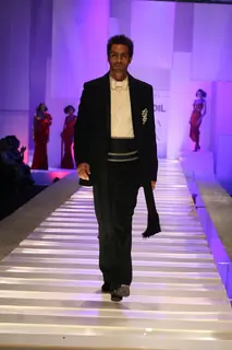 Arjun Rampal walks the ramp for Shahab Durazi at at HDIL India Couture Week 2010