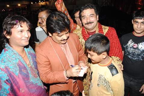 Udit Narayan at Navratri Dandiya 2010 in Borivali