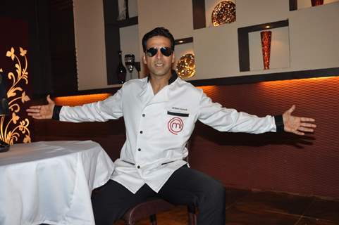 Akshay Kumar show the set of Amul Master Chef at Film City