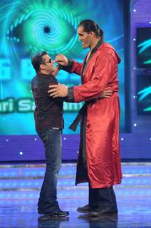 Salman dancing with WWE Superstar The Great Khali