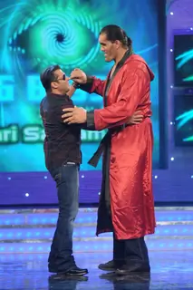 Salman dancing with WWE Superstar The Great Khali