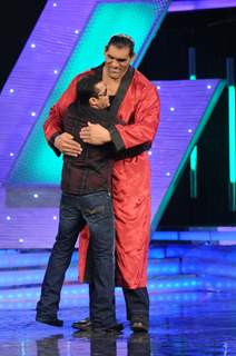 Salman gives WWE Superstar The Great Khali a hug