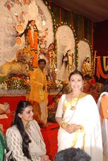 Rani Mukherjee and Vaibhavi Merchant at Durga puja at Santacruz