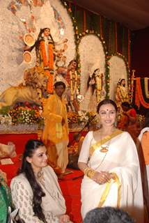 Rani Mukherjee and Vaibhavi Merchant at Durga puja at Santacruz