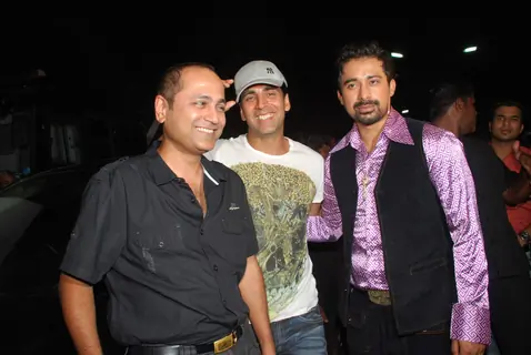 Rannvijay Singh and Akshay Kumar at the Zee TV Diwali show