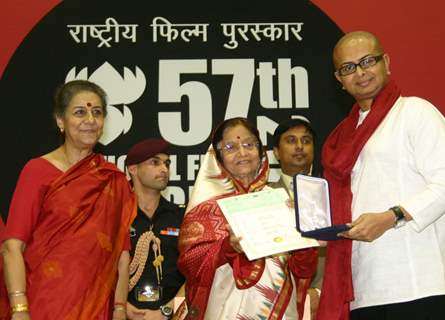 President Pratibha Patil presenting the  the Best Direction award to Rituparno Ghosh for his film