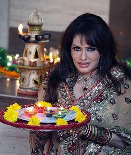 Bollywood actress Poonam Jhawer covered photoshoot for Festival “Deepawali” in between Colourful Rangoli & Candles