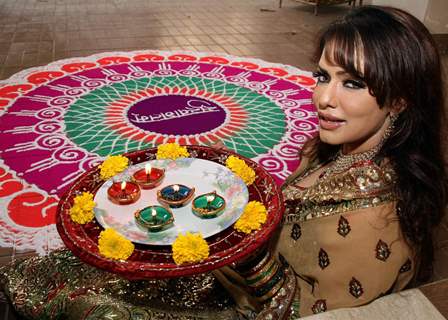 Bollywood actress Poonam Jhawer covered photoshoot for Festival “Deepawali” in between Colourful Rangoli & Candles