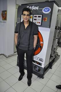 Jeetendra launches 5 a sec french laundry