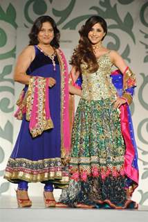 Urmila Matondkar Walks for designers Nisha Sagar at Aamby Valley India Bridal Week day 2