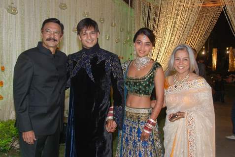 Vivek Oberoi with his new wife along with Dad and Mom