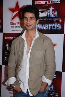 Shahid Kapoor looking stylish at the Star Plus ITA awards Red carpet