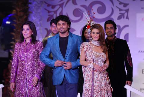 Zeenat Aman with Models Walk for fashion designer Riyaz Ganji at Aamby Valley Indian Bridal Week day 4