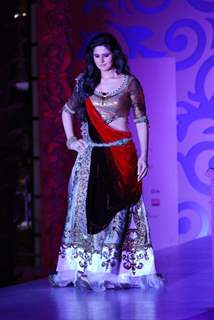 Zarine Khan Walks for fashion designer Sonia Mehra at Aamby Valley Indian Bridal Week day 5