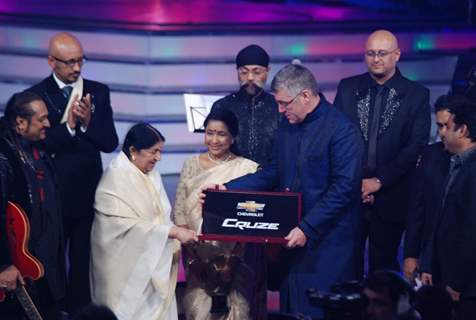 Lata Mangeshkar and Asha at Global Indian Music Awards on Wednesday night at Yash Raj Studios