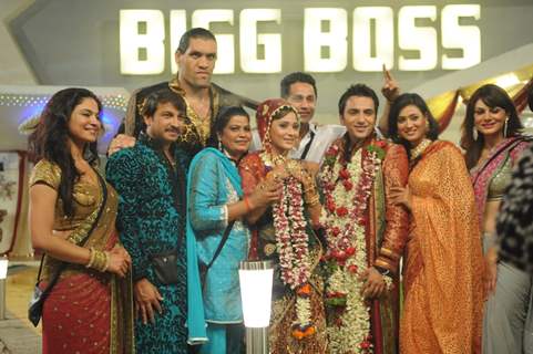 Ali and Sara with Bigg Boss family