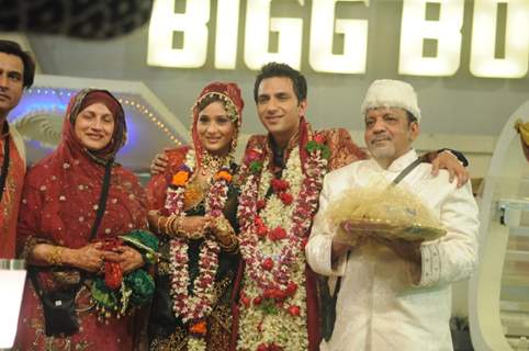 Ali father and mother in Sara-Ali's wedding