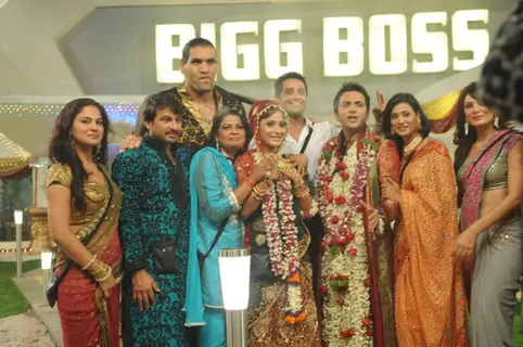 Ali and Sara with Bigg Boss family