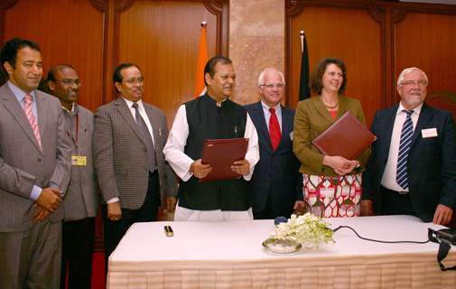 Subodh Kant Sahai Minister for Food Processing Industries and Ilse Aigner Federal Minister Germany for  Food, Agriculture and Consumer Protection with delegates at the signing of joint statement in New Delhi on Monday 15 Nov 2010