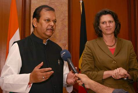 Subodh Kant Sahai Minister for Food Processing Industries and Ilse Aigner  Federal Minister Germany for, Food, Agriculture and Consumer Protection after the signing of joint statement in New Delhi on Monday 15 Nov 2010