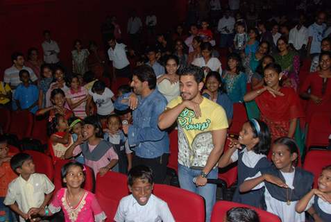 Golmaal 3 team celebrates with kids at Fame