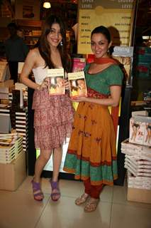 Nauheed Cyrusi at Urban Shots book launch at Crossword