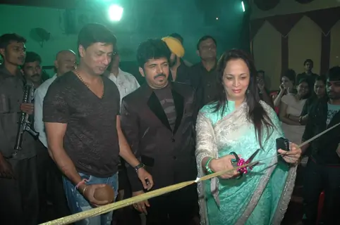 Madhur Bhandarkar and Smita Thakeray at inaugration of Shiva's Salon Academy