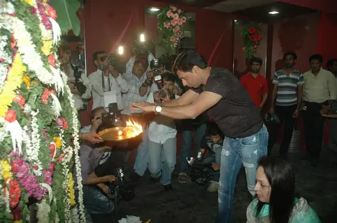Madhur Bhandarkar and Smita Thakeray at inaugration of Shiva's Salon Academy
