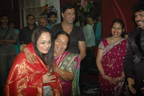 Madhur Bhandarkar and Smita Thakeray at inaugration of Shiva's Salon Academy