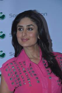 Brand Ambassador Kareena Kapoor at Shopper Stop with Sony Ericsson contest winner