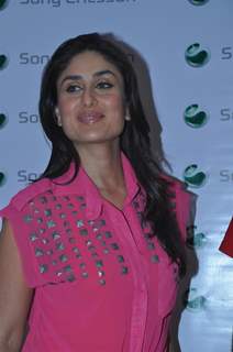 Brand Ambassador Kareena Kapoor at Shopper Stop with Sony Ericsson contest winner