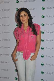 Brand Ambassador Kareena Kapoor at Shopper Stop with Sony Ericsson contest winner