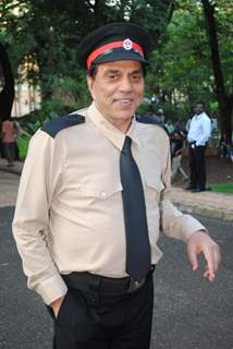 Dharmendra on the sets of their film Yamla Pagla Deewana at Filmcity, Mumba