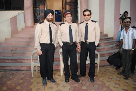 Dharmendra, Sunny Deol and Bobby Deol on the sets of their film Yamla Pagla Deewana at Filmcity, Mumba